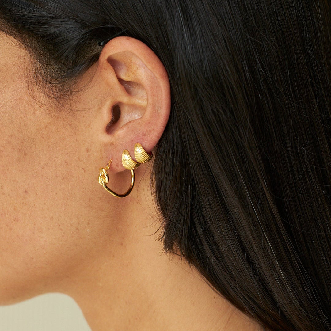 Como combinar joias minimalistas douradas