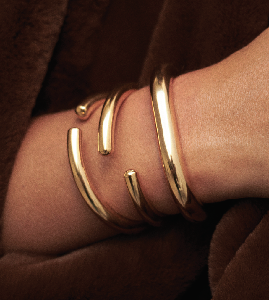 Stylish 925 silver bracelet for women on a wrist with elegance.
