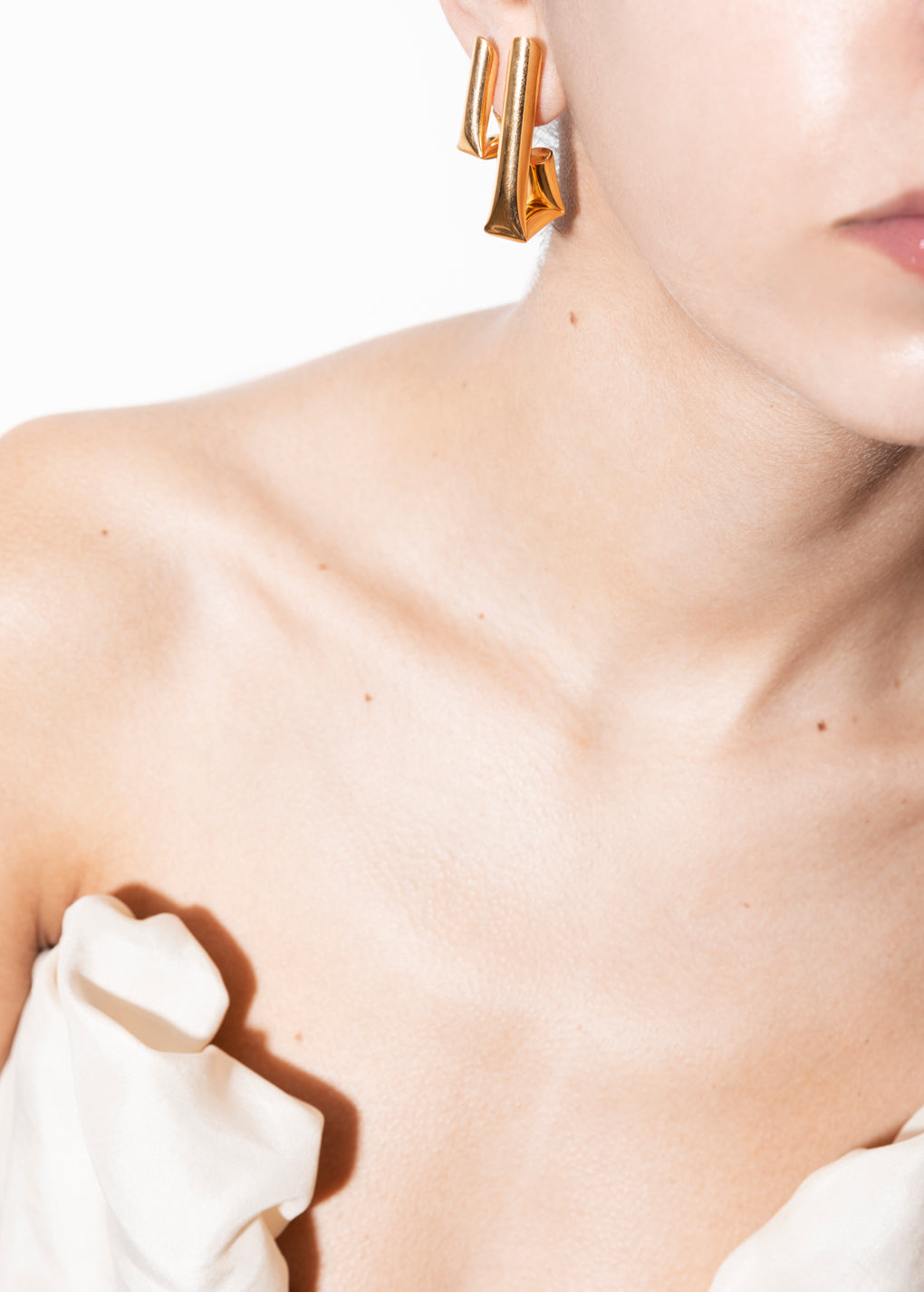 tina huggies earrings CINCO