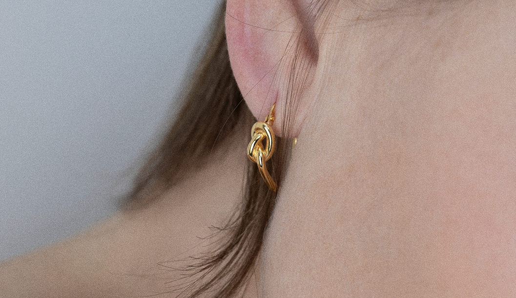 Minimal hoop earrings and argolas in silver and gold - CINCO Portuguese jewelry