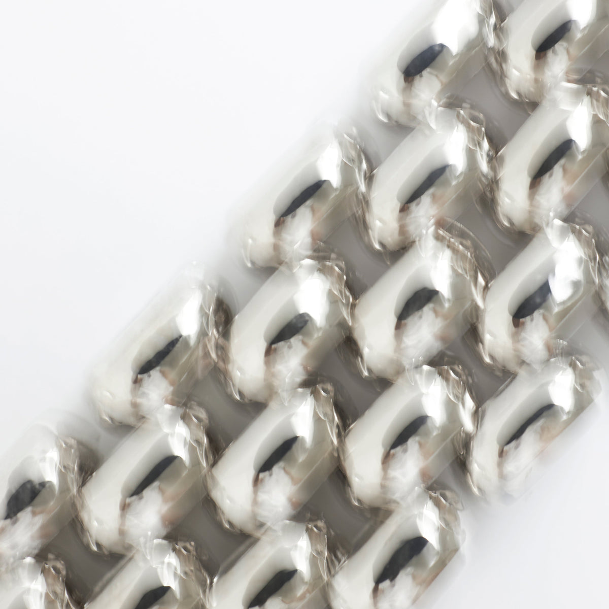 Close-up of shiny silver links from affordable necklaces under 100 euros, showcasing their elegant design.