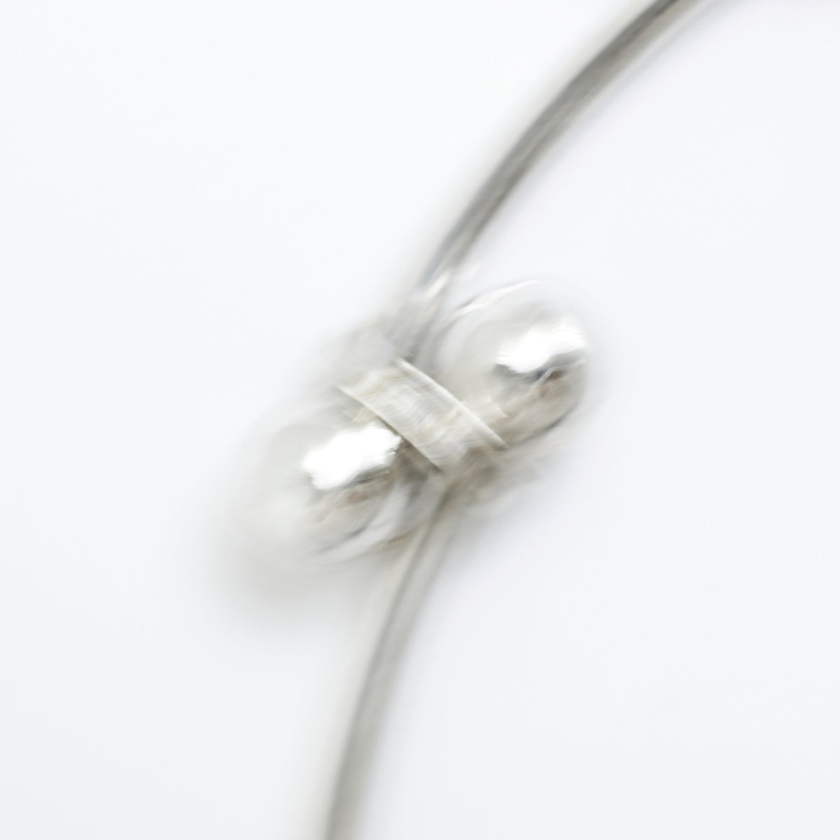 Close-up of a silver connector in a delicate jewelry design, representing diamond gifts in 18ct gold.