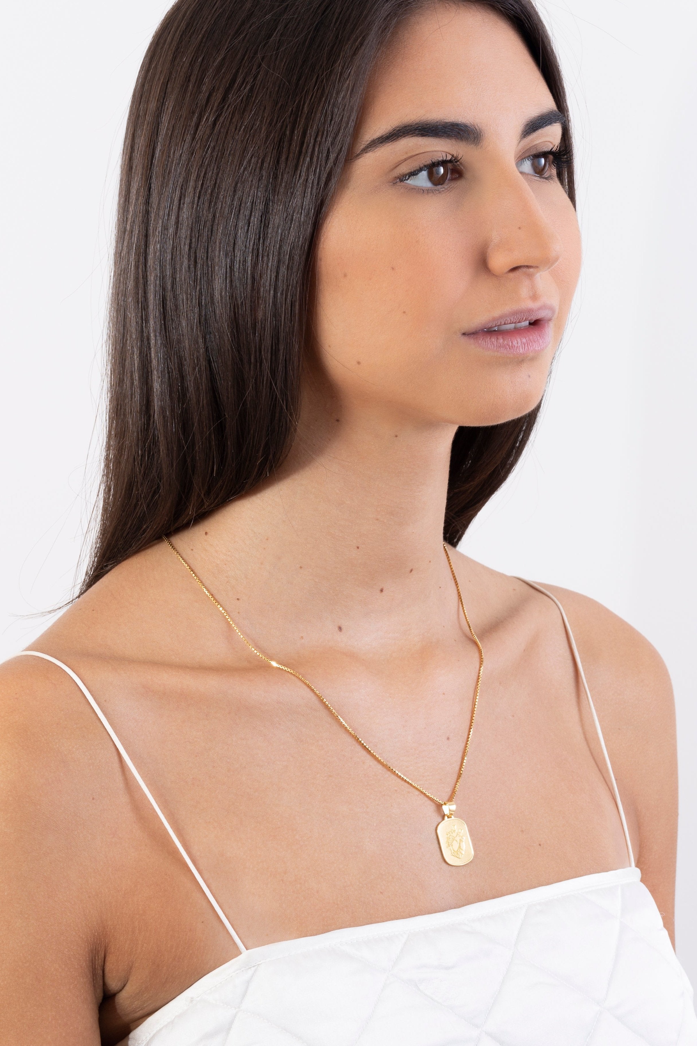 model wearing aimee necklace in gold