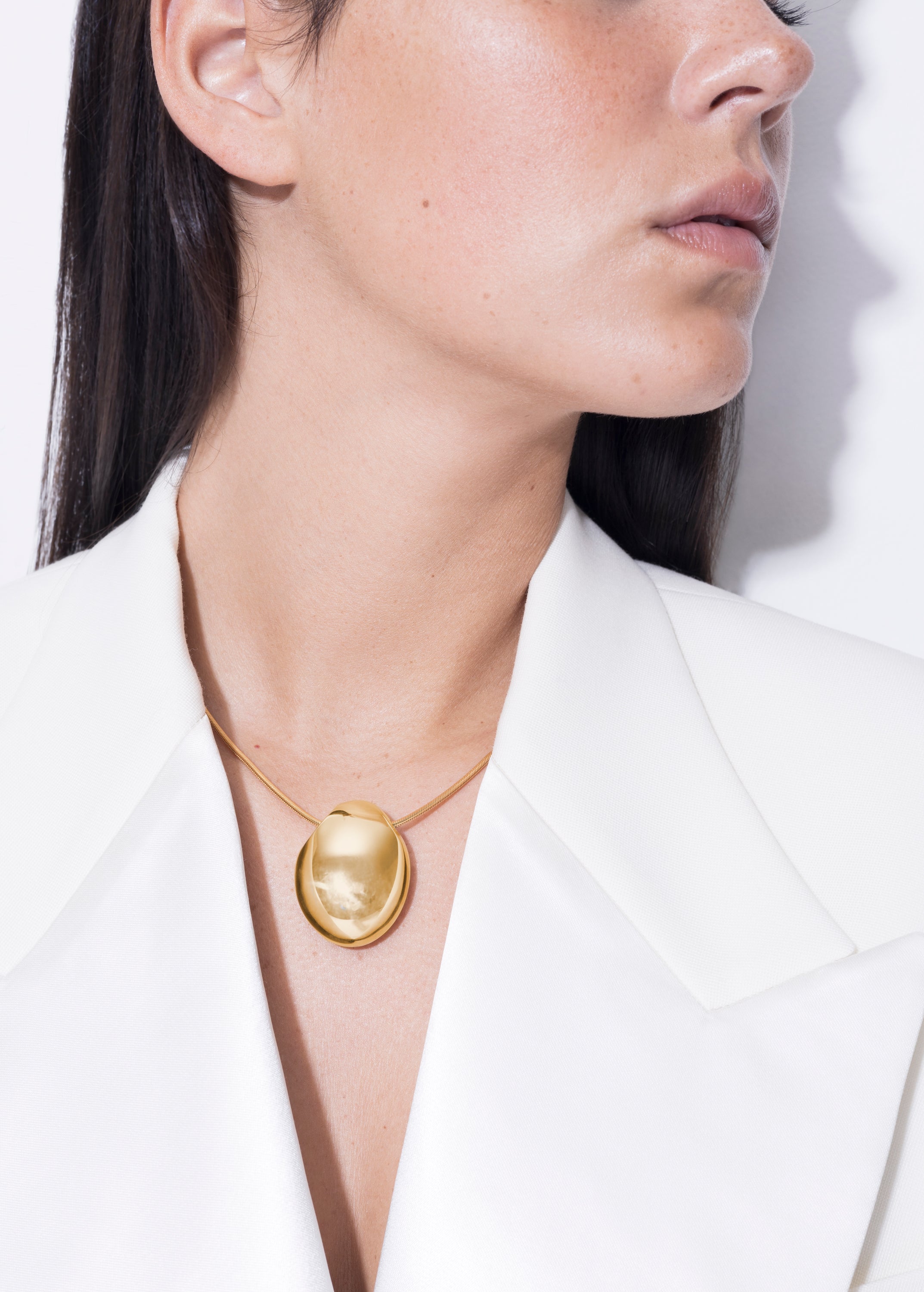 model wearing chéri necklace in gold