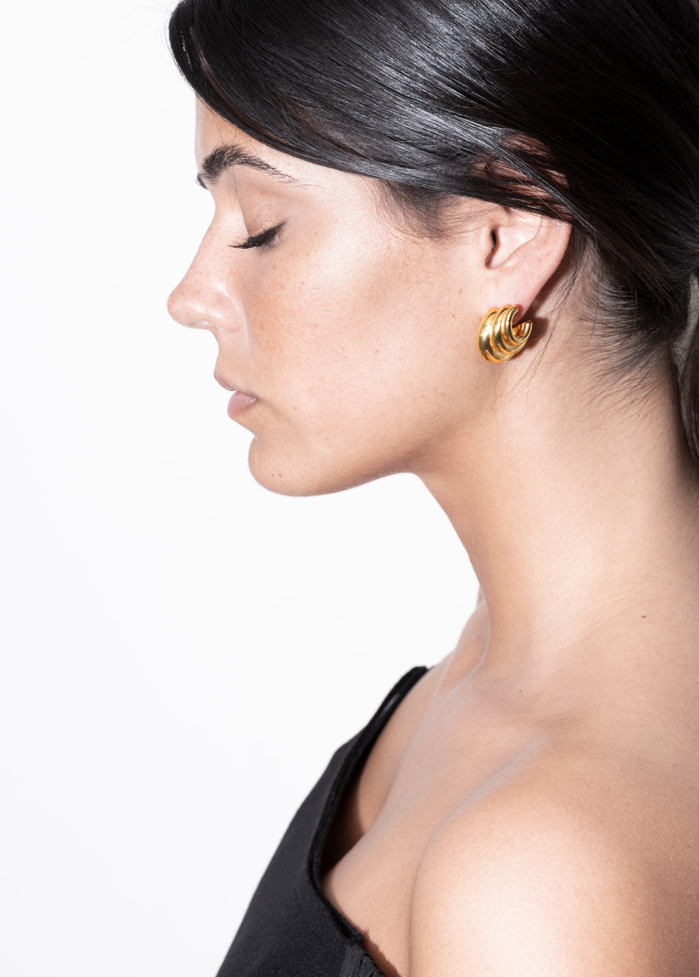 model wearing daphne earrings in gold