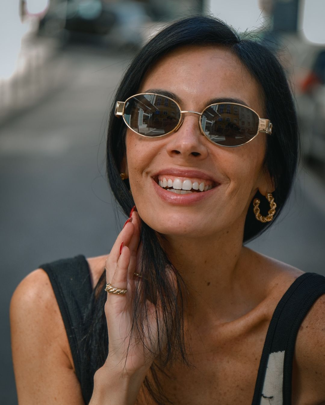 Mia Relógio wearing bia earrings from cinco