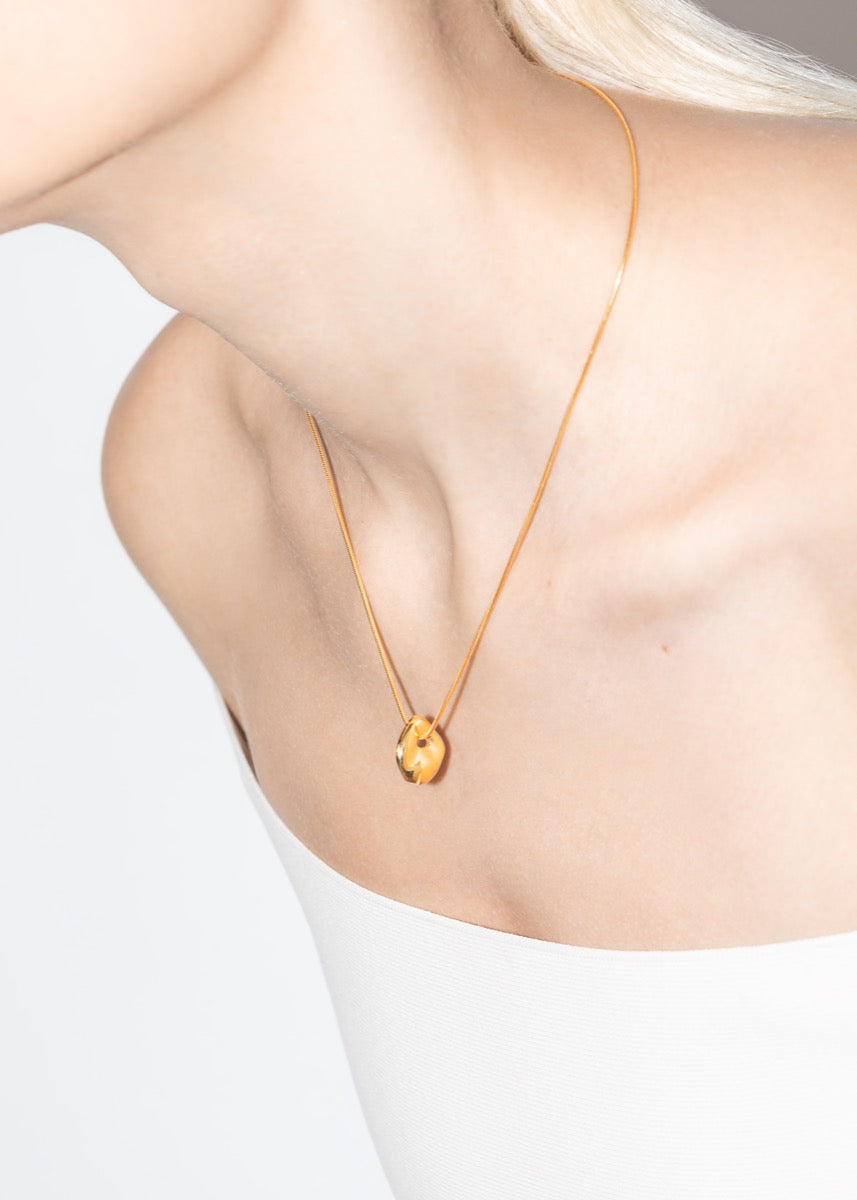 model wearing nat necklace in gold