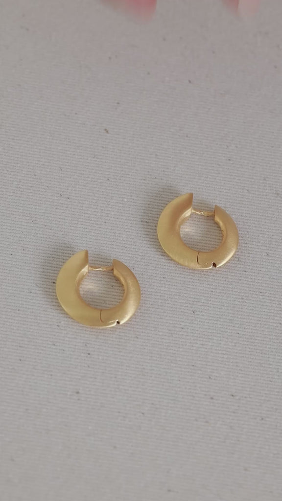 Model using sarah huggies hoops in gold 