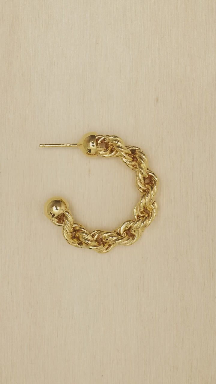 Best sellers, chosen time and time again. ✨ Discover the pieces that have become favourites in the CINCO community — designed to be worn, loved and lived in, every day.

#BestSellers #JewelryForLife#CINCO #FineJewelry